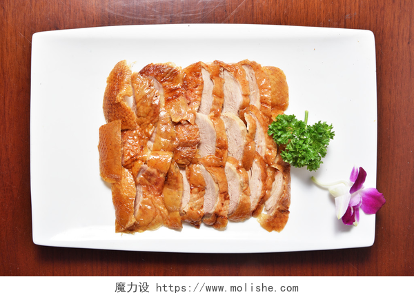 餐桌上的北京烤鸭特写北京烤鸭